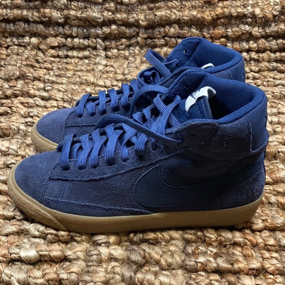 Kids Nike blue suede hightops. - Picture 3 of 6